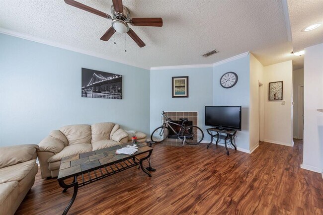 915 W 23rd St Austin, TX 78705 photo 3