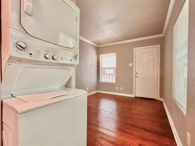 204 E 30th St Austin, TX 78705 photo 4