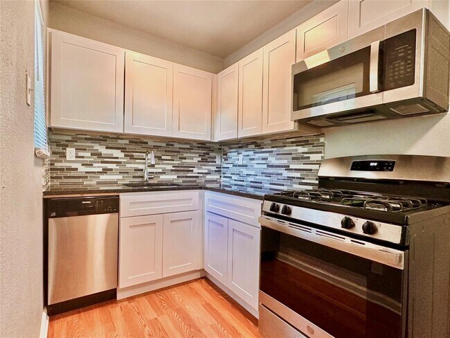 204 E 30th St Austin, TX 78705 photo 2