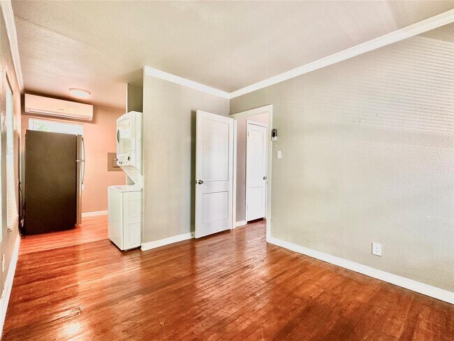 204 E 30th St Austin, TX 78705 photo 3