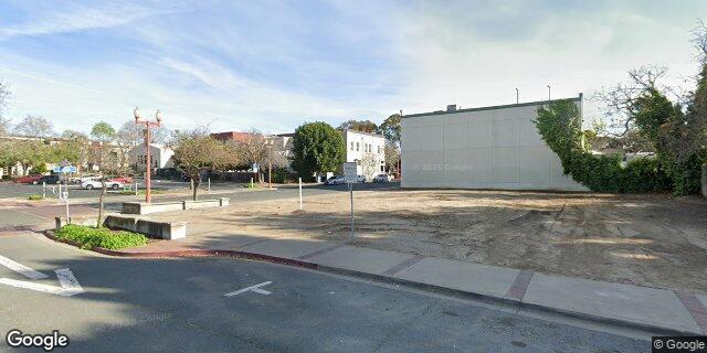 1924 Deodar Ave photo 4