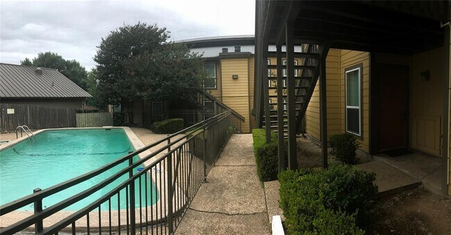 1000 W 26th St Austin, TX 78705 photo 2