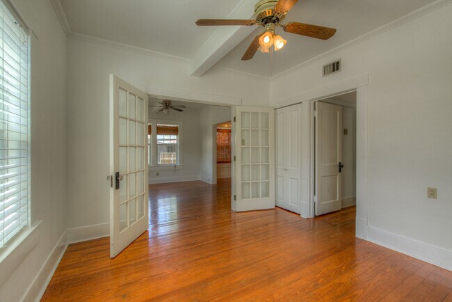 300 W 37th St Austin, TX 78705 photo 5