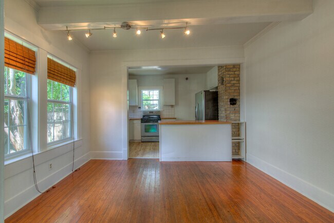 300 W 37th St Austin, TX 78705 photo 2