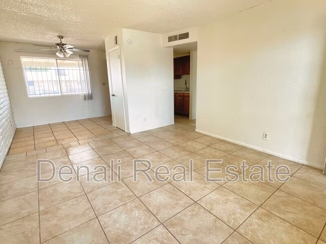 8107 W Earll Dr Phoenix, AZ 85033 photo 4