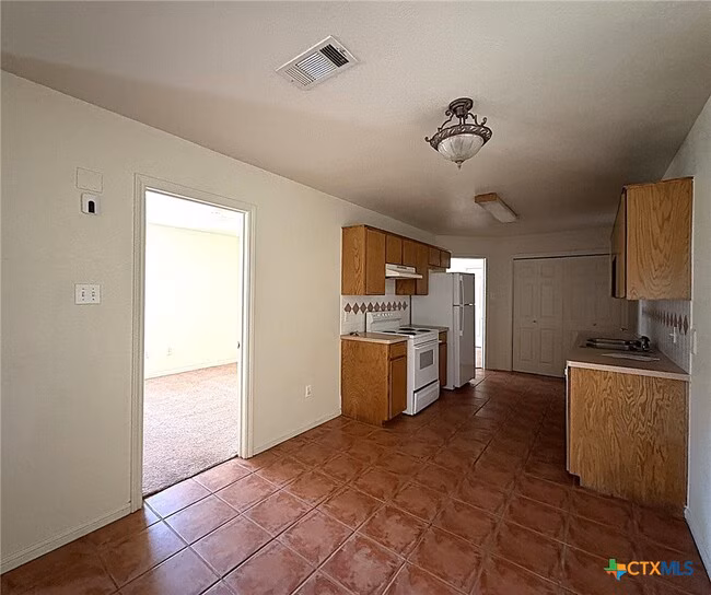 1002 W Avenue B Copperas Cove, TX 76522 photo 4