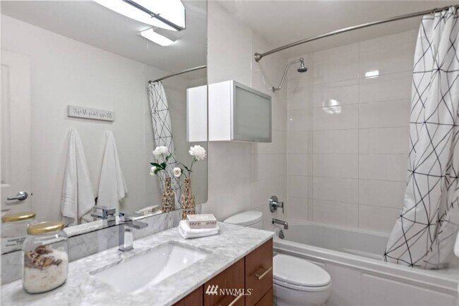 11058 NE 33rd Pl Bellevue, WA 98004 photo 4