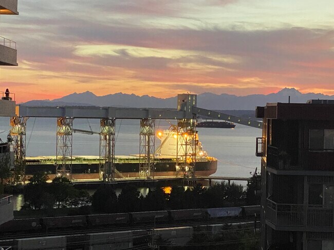 415 W Mercer St Seattle, WA 98119 photo 2