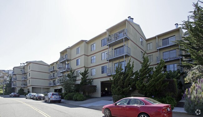 125-135 Gardenside photo 2