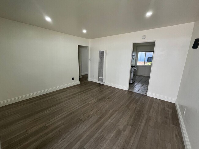 1633-1639 Hornblend St San Diego, CA 92109 photo 2