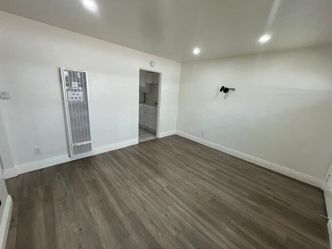1633-1639 Hornblend St San Diego, CA 92109 photo 4