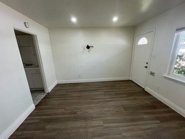 1633-1639 Hornblend St San Diego, CA 92109 photo 5
