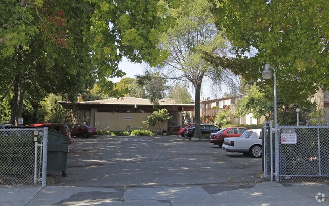 1206 Oregon St photo 2