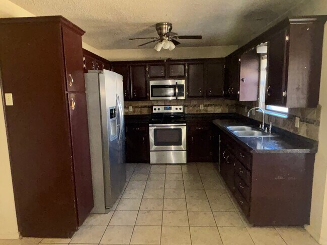 109 E Blancas Dr Copperas Cove, TX 76522 photo 2