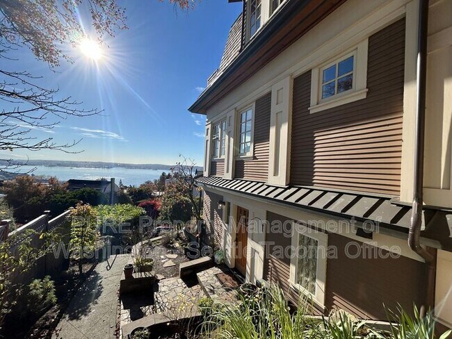604 W Kinnear Pl Seattle, WA 98119 photo 2