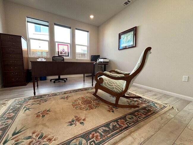 Gorgeous 3 Bedroom + Office with SOLAR in Brentwood photo 4