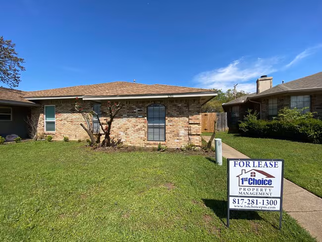 2311-2315 Kingsford Ct Arlington, TX 76017 photo 2
