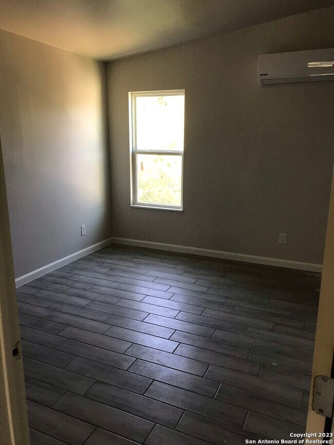 112 Oelkers St San Antonio, TX 78204 photo 3