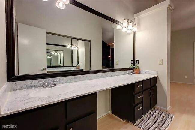 7122 Wood Hollow Dr Austin, TX 78731 photo 2