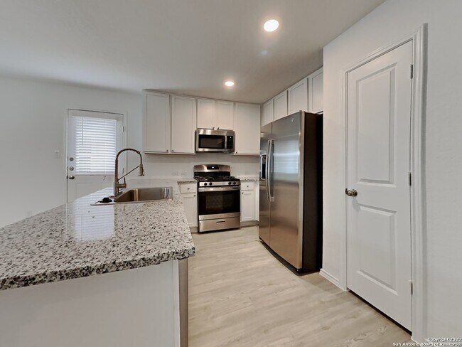 10246 Devon Wheel St San Antonio, TX 78254 photo 4