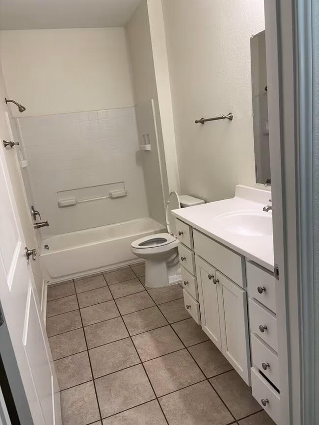 914 Country Club Dr Seguin, TX 78155 photo 5