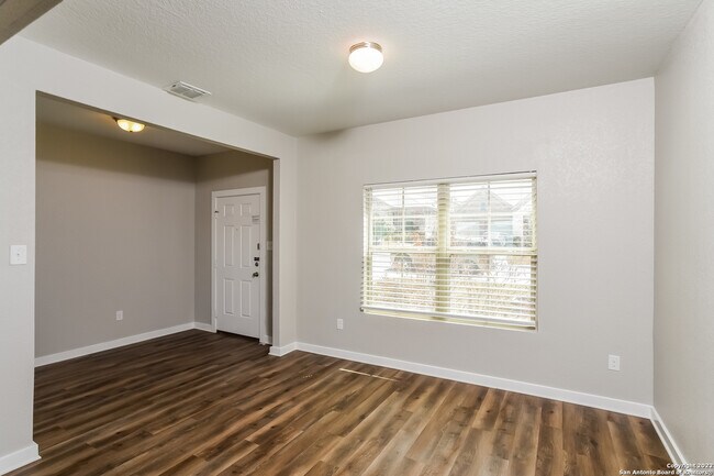 2423 Valencia Crst San Antonio, TX 78245 photo 3