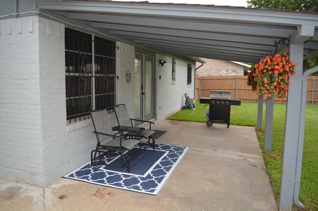 3100 Valley Forge Trail, Forest Hill, TX 76140 photo 2