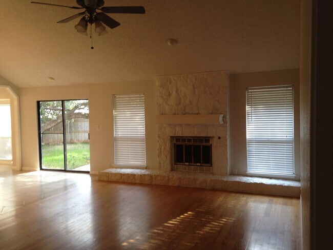 410 Deepwood Dr Georgetown, TX 78628 photo 5