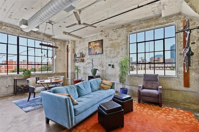 120 St Louis Ave Fort Worth, TX 76104 photo 4