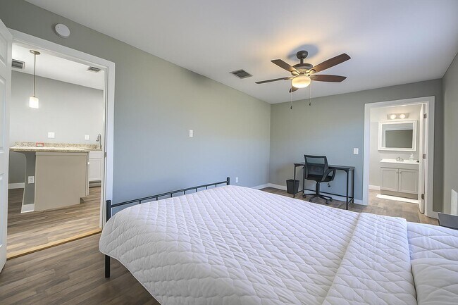 427 E Southcross Blvd San Antonio, TX 78214 photo 2