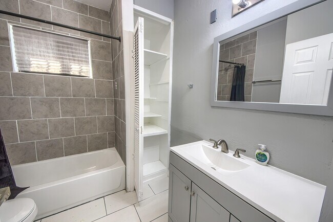 427 E Southcross Blvd San Antonio, TX 78214 photo 3