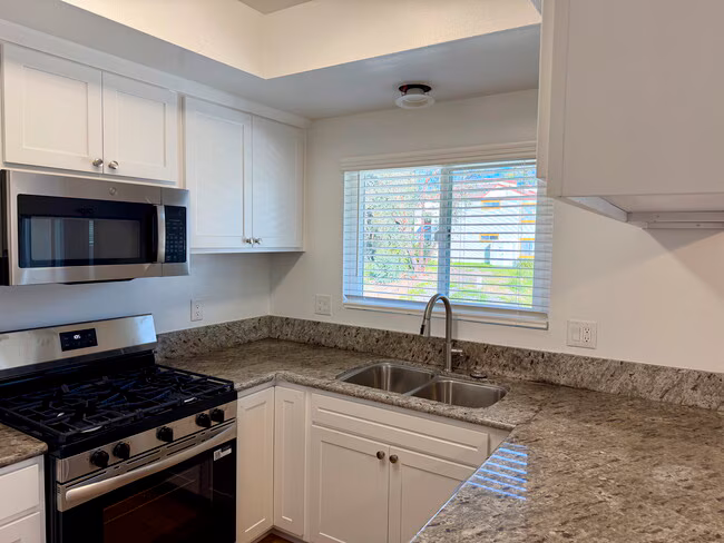 247 Alestar St Vista, CA 92084 photo 4