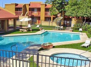 8344 N 67th Ave Glendale, AZ 85302 photo 2