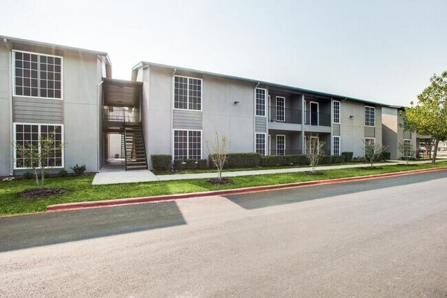 1002 Edmonds Ln Lewisville, TX 75067 photo 4