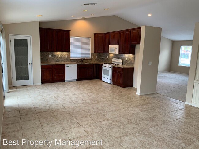 2003 Hedge Ave photo 4