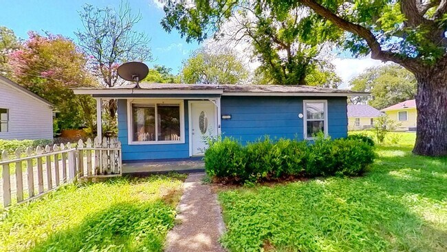 210 Jackman St San Marcos, TX 78666 photo 2