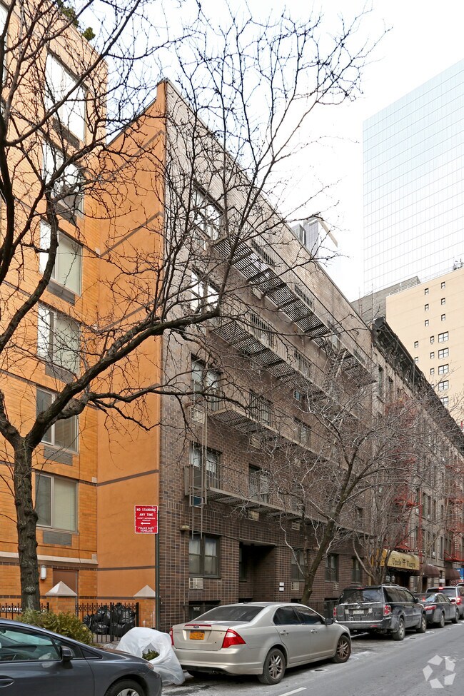319 W 54th St New York, NY 10019 photo 4