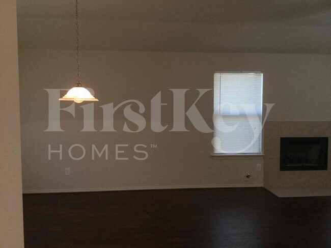 611 Hilton Dr Lancaster, TX 75146 photo 2