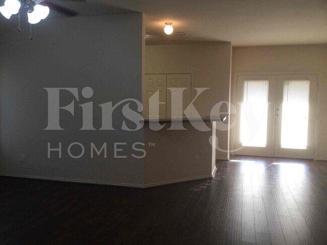 611 Hilton Dr Lancaster, TX 75146 photo 5