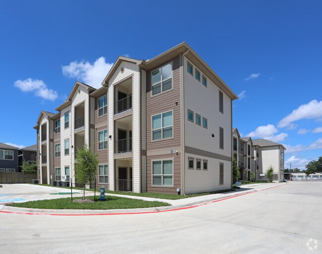 Hollister Oaks photo 4