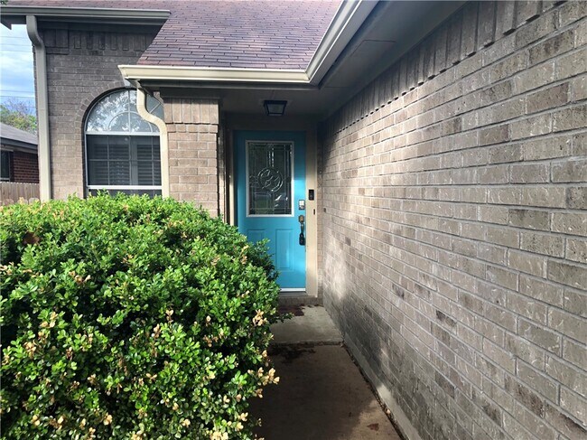 7521 Peabody Dr Austin, TX 78729 photo 2