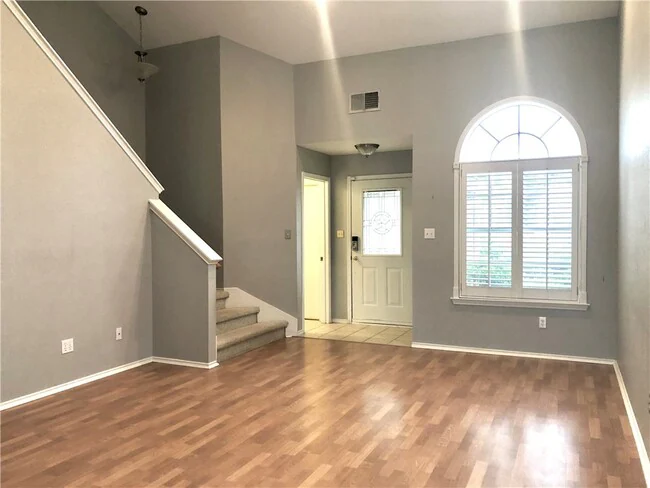 7521 Peabody Dr Austin, TX 78729 photo 3