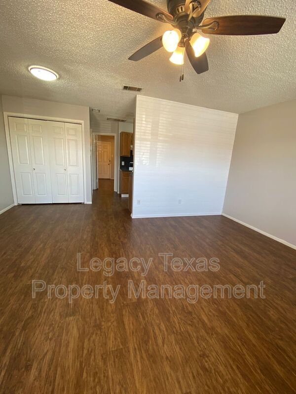 1409 W Kilpatrick St Cleburne, TX 76033 photo 2