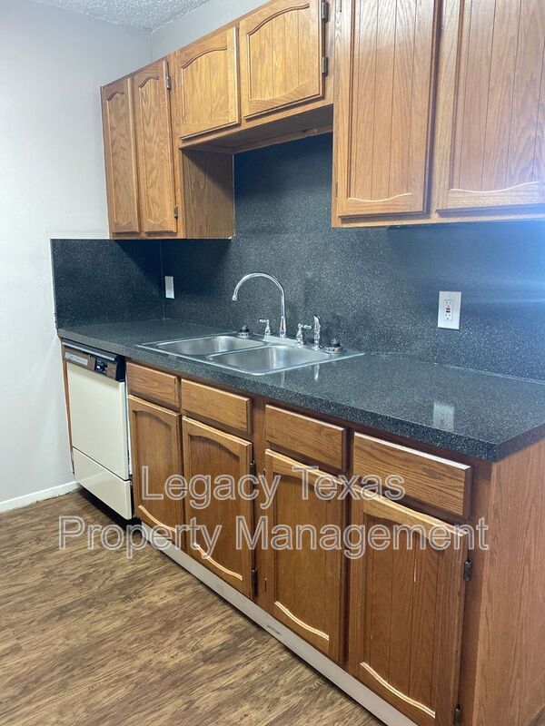 1409 W Kilpatrick St Cleburne, TX 76033 photo 4