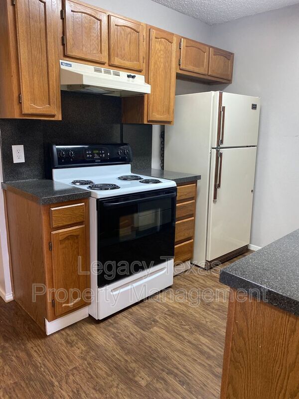 1409 W Kilpatrick St Cleburne, TX 76033 photo 5