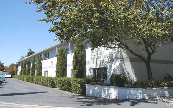Pleasant Hill Gardens Apartment photo 2