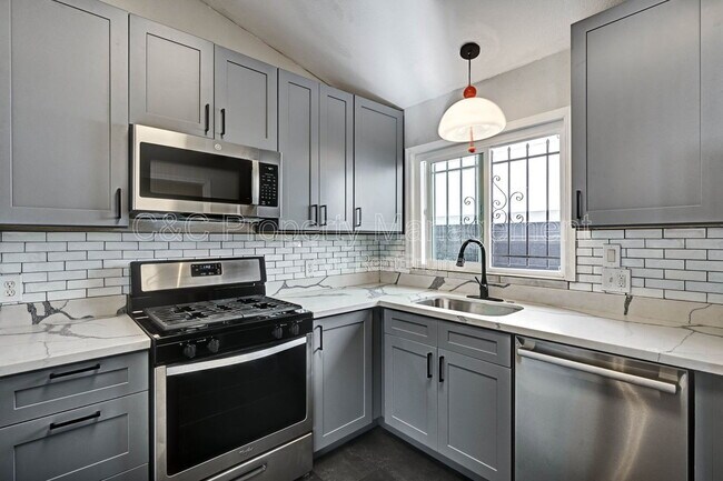 1783 11th St Oakland, CA 94607 photo 2