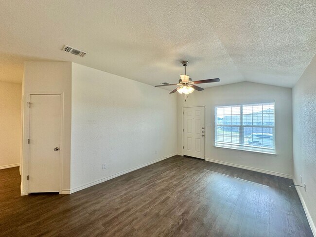 913 Lasso Dr Killeen, TX 76543 photo 4