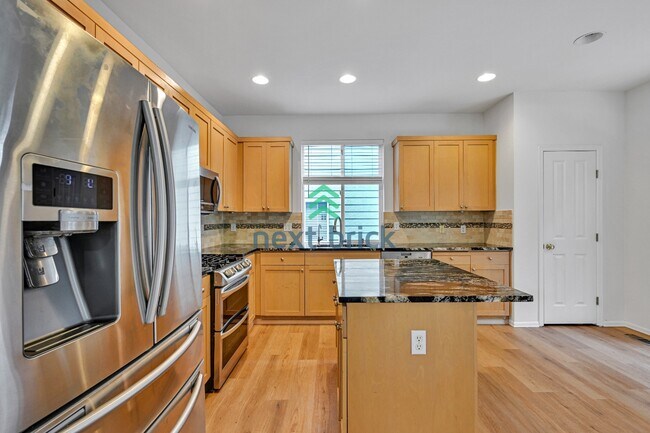 4 Beds 2.5 Baths Single photo 5