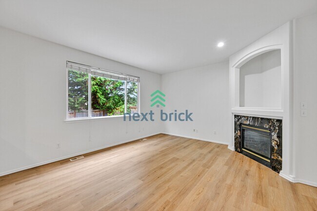 4 Beds 2.5 Baths Single photo 4